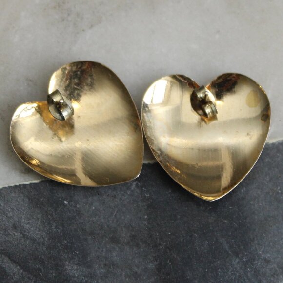 Vintage Gold Tone Textured Ribbed Heart Pierced Lightweight Earrings - Picture 3 of 3